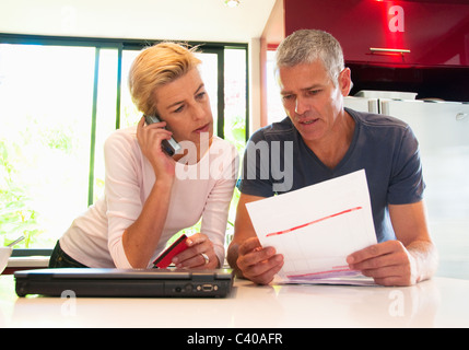 Paio di pagare le fatture Foto Stock