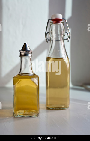 Olio di oliva Bottiglia bottiglie in morbida luce della finestra Foto Stock