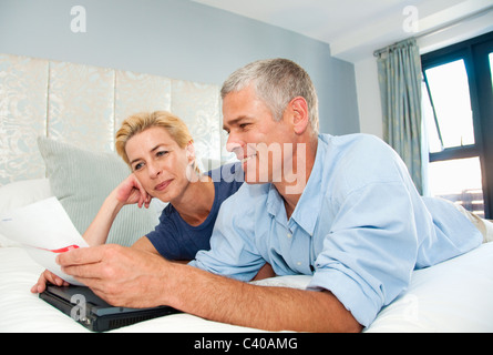 Coppia felice guardare le bollette Foto Stock