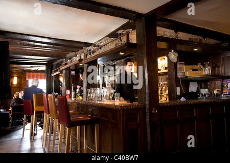 Cerve Head Pub interno a Bray - Berks Foto Stock