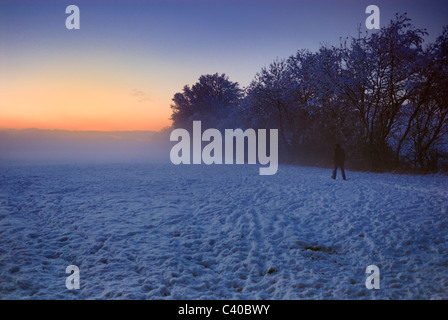 Tramonto sul campo nei pressi di rimes Lane. Tadley, Hampshire, Inghilterra, Regno Unito. Foto Stock