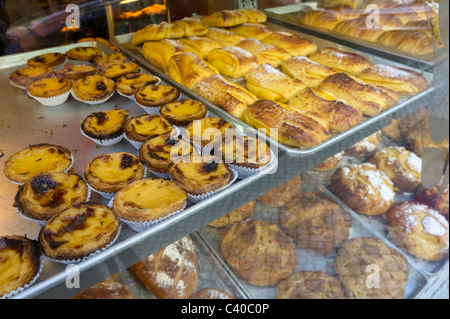 Torte e dolci vetrina nella pasticceria finestra Foto Stock