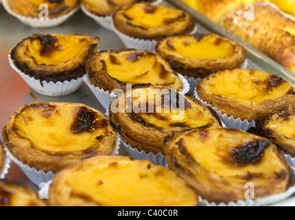 Close-up del tipico dolce portoghese pasticceria pastéis de nata - portoghese budino tart Foto Stock