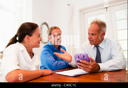 Venditore in discussione con il giovane Foto Stock