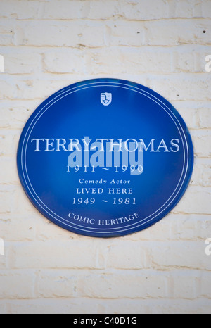 Patrimonio di fumetti targa blu segnando una casa di attore comico terry-Thomas, in Queen's Gate mews, South Kensington, Londra, Inghilterra Foto Stock