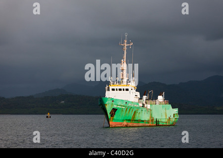 Imbarcazioni da carico che stabilisce all'ancoraggio, Beqa Lagoon, Viti Levu, Isole Figi Foto Stock