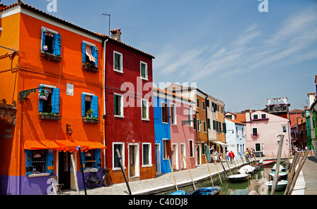 Burano Venezia Italia, tipiche case colorate in strette strade di ciottoli e canal di villaggio Foto Stock