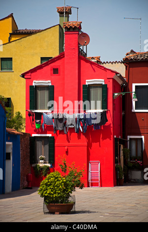 Burano Venezia Italia tipica casa colorata nelle strette stradine del villaggio con il lavaggio di riagganciare Foto Stock