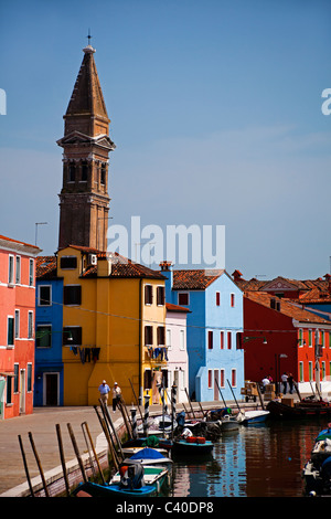 Burano Venezia Italia, tipiche case colorate in strette strade di ciottoli e canali di villaggio Foto Stock