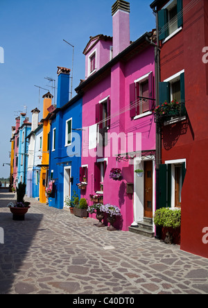 Burano Venezia Italia, tipiche case colorate nelle strette stradine del villaggio Foto Stock