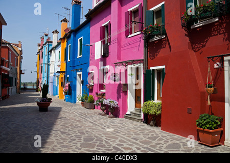 Burano Venezia Italia, tipiche case colorate nelle strette stradine del villaggio Foto Stock