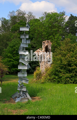 Contemporary Sculpture Garden a Burghley House. Moderne sculture di metallo e legno in un giardino paesaggistico. Foto Stock