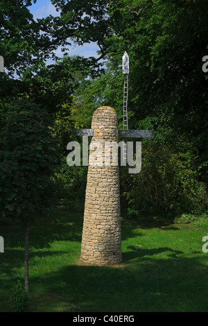 Contemporary Sculpture Garden a Burghley House. La scultura moderna di una torre in un giardino paesaggistico. Foto Stock