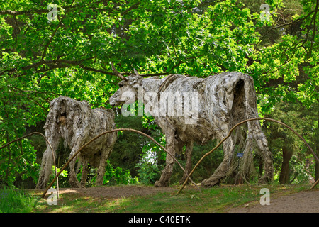 Contemporary Sculpture Garden a Burghley House. La scultura moderna di vacche in un giardino paesaggistico. Foto Stock