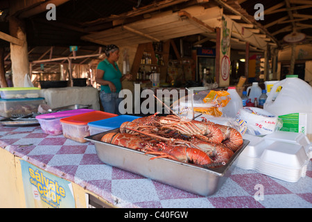 Frutti di mare nel ristorante a Ensenada Beach, Punta Rucia, Repubblica Dominicana Foto Stock