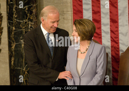 Vice presidente Joe Biden e il presidente della Camera Nancy Pelosi ascoltare il Cancelliere tedesco Angela Merkel parla per gli Stati Uniti Congresso a Foto Stock