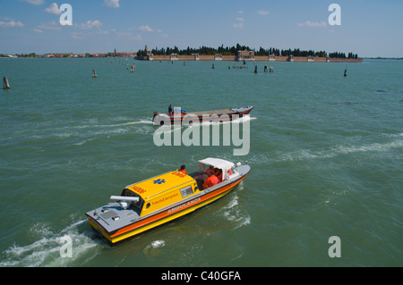 Barca ambulanza di fronte a San Michele cimitero Isola Venezia Italia Europa Foto Stock