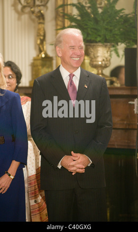 Vice presidente Joe Biden ascolta l inno nazionale prima che il Presidente Usa Barack Obama e il Primo Ministro indiano Manmohan Sing Foto Stock