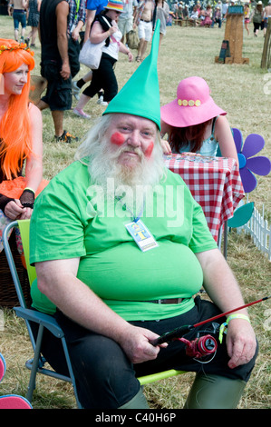 Green elf gnome fat plump la pesca Foto Stock