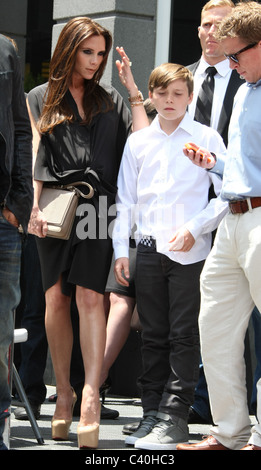 VICTORIA BECKHAM BROOKLYN BECKHAM SIMON FULLER stella sulla Hollywood Walk of Fame HOLLYWOOD Los Angeles California 23 Maggio 20 Foto Stock