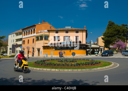 Rotonda lungo Obala Marsala Tita boulevard Porec penisola istriana Croazia Europa Foto Stock