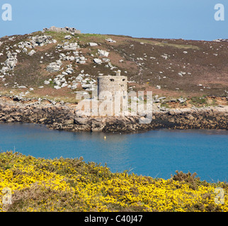 Cromwell's Castle su Tresco e Re Carlo il castello in alto sulla collina da Shipman a testa in giù su Bryher nelle isole Scilly Foto Stock