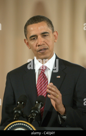 Stati Uniti Il presidente Barack Obama partecipa a una conferenza stampa congiunta con il Primo Ministro indiano Manmohan Singh nella Sala Est Foto Stock