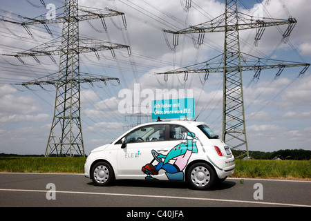 Auto elettrica alimentata da un motore elettrico, utilizzando l'energia immagazzinata nelle batterie. Fiat 500 tipo. Foto Stock