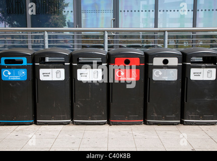 Riciclaggio e i cestini sul campus universitario, Londra Foto Stock