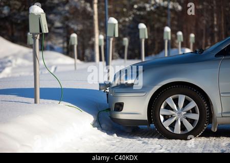 Prese di corrente nel parcheggio finlandese . Utilizzato per fornire energia elettrica ai riscaldatori dei motori delle auto a Winter , Finlandia Foto Stock