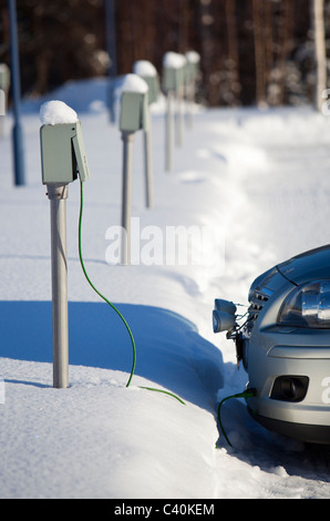 Presa di alimentazione posti , per ottenere energia elettrica per auto riscaldatori del motore , in finlandese di parcheggio , Finlandia Foto Stock