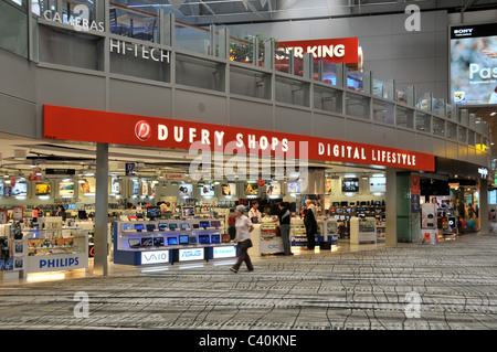 Duty free shop terminal dell'Aeroporto Changi di Singapore Foto Stock