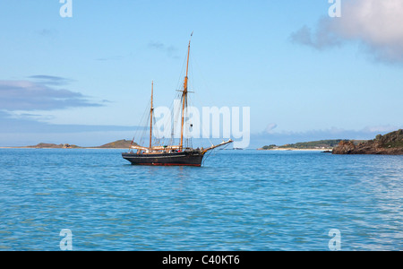 Doppio masted nave a vela al largo di St Mary a isole Scilly Foto Stock