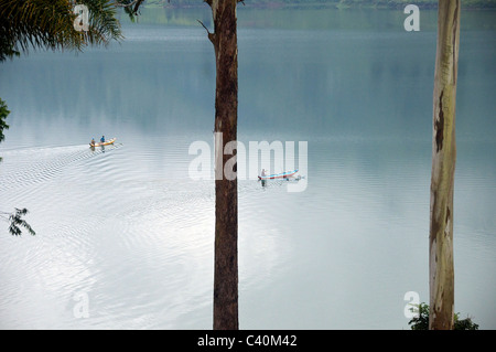 Due barche a remi Lago Castlereigh Altopiani centrali dello Sri Lanka Foto Stock