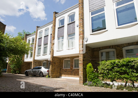 Londra Hampstead Village Old Brewery Mews bijou moderno ed elegante a schiera contemporanea casa di città con acciottolato o street Foto Stock