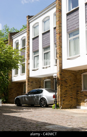 Londra Hampstead Village , Old Brewery Mews , bijou moderno ed elegante a schiera contemporanea casa di città con acciottolato o street Foto Stock