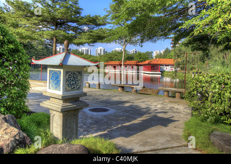 Lanterna di pietra dal Lago nel giardino cinese Foto Stock