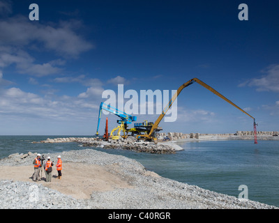 La creazione di nuove terre. Sito in costruzione di Maasvlakte 2, dove più gru rendono la diga per proteggere la zona del Mare del Nord Foto Stock