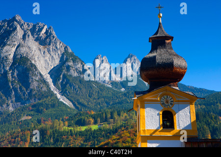 Werfen Austria, Europa, Salisburgo, villaggio, chiesa, Steeple, montagne, legno, foresta, autunno Foto Stock