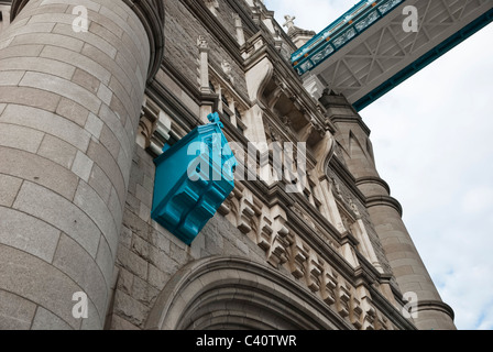 Il Tower Bridge vicino fino al Fiume Tamigi Foto Stock