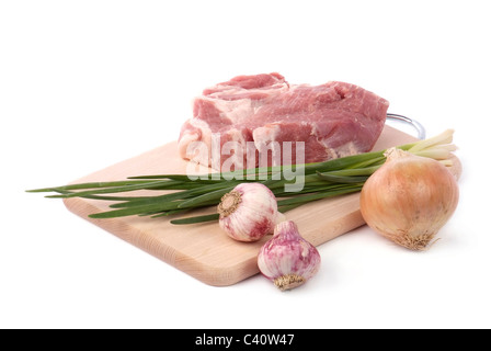 Carne cruda con cipolla e aglio isolato su bianco Foto Stock