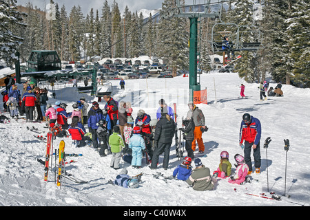 I bambini alla scuola di sci a Brighton Ski Resort. Salt Lake City, Utah, Stati Uniti, America del Nord Foto Stock