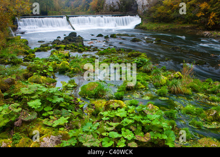 Doubs-Le Theusseret, Svizzera, Europa, Canton Giura, fiume, flusso, penstock, cascata, autunno Foto Stock