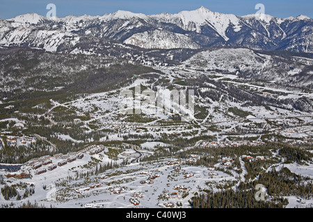 Panoramica di diffondere l insediamento di Big Sky. Big Sky Montana, Montana, Stati Uniti, America del Nord Foto Stock