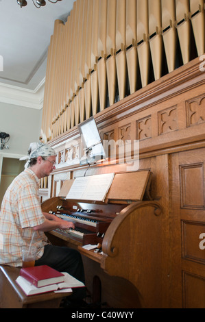 Un uomo gioca l organo in primo Congressional chiesa nella città di Nantucket. Foto Stock