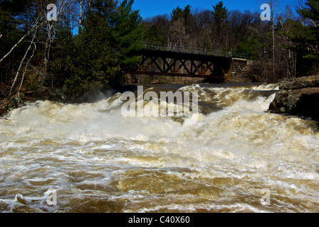 Una delle sette cascate infuria sul fiume Maskinongé presso il Parc des scivoli de Saint Ursule Mauricie regione Québec Foto Stock