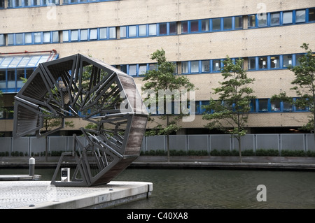 Ponte di rotolamento, mezza aperta una scultura funzionale al Paddington Basin, W2, London, England, Regno Unito, Europa, UE Foto Stock