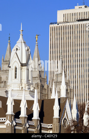 Assembly Hall e Salt Lake tempio all'interno di piazza del tempio con la sede mondiale della Chiesa di Gesù Cristo dei Santi Latter-Day Foto Stock