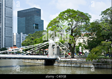 Il vecchio Cavenagh ponte pedonale che attraversa il fiume Singapore in Central Singapore Asia Foto Stock