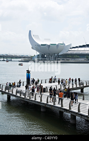 Pontile affollate con Lotus a forma di fiore ArtScience Museum Marina Bay Sands complesso Repubblica di Singapore Foto Stock